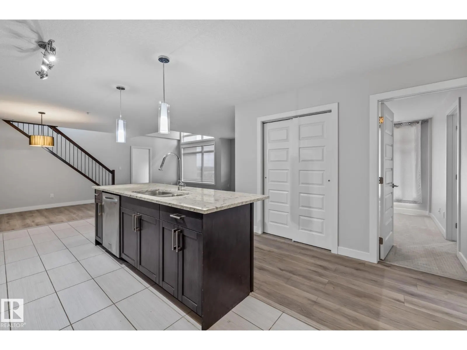 #810 5151 WINDERMERE BV SW
