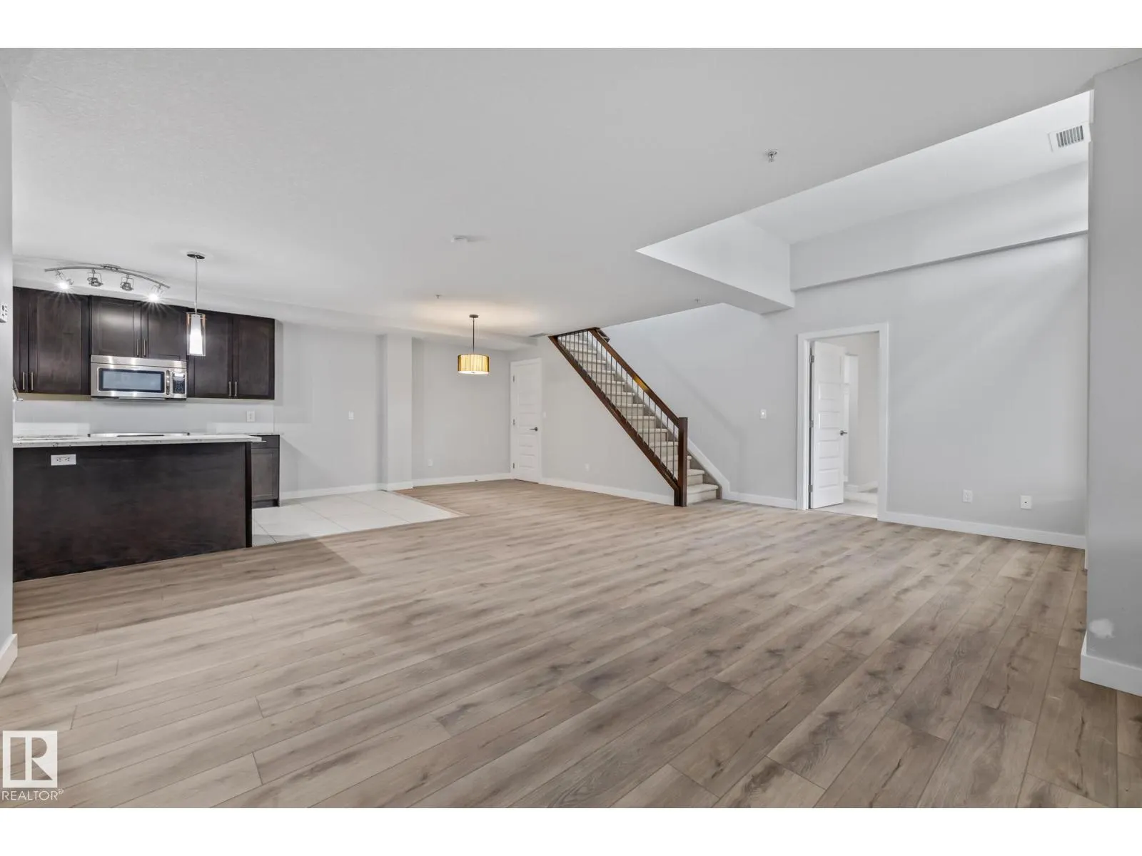 #810 5151 WINDERMERE BV SW