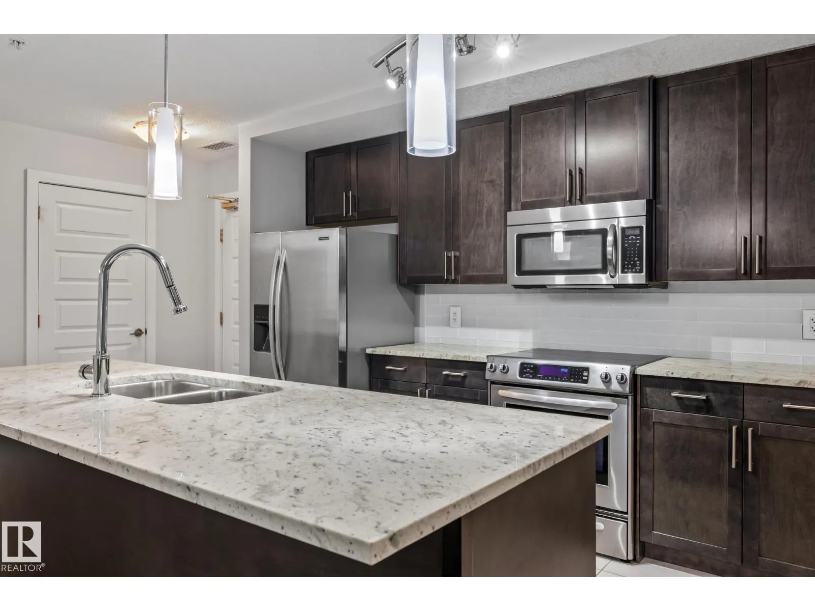 #810 5151 WINDERMERE BV SW