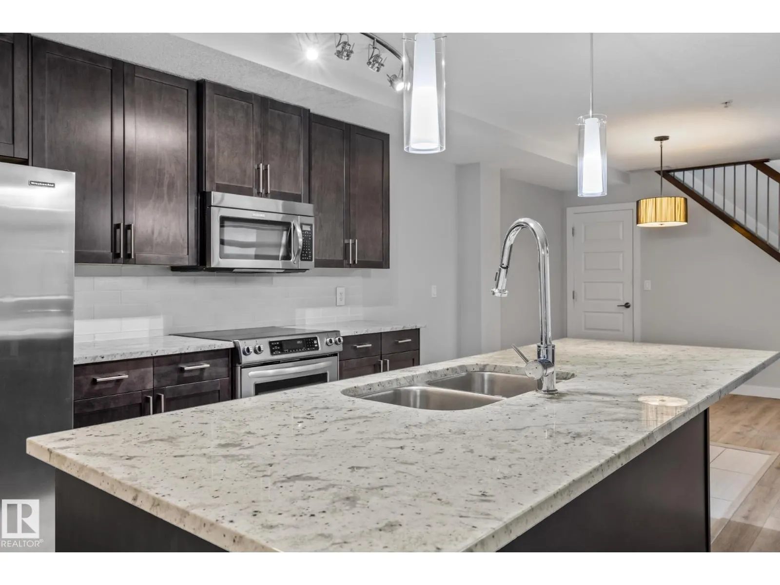 #810 5151 WINDERMERE BV SW