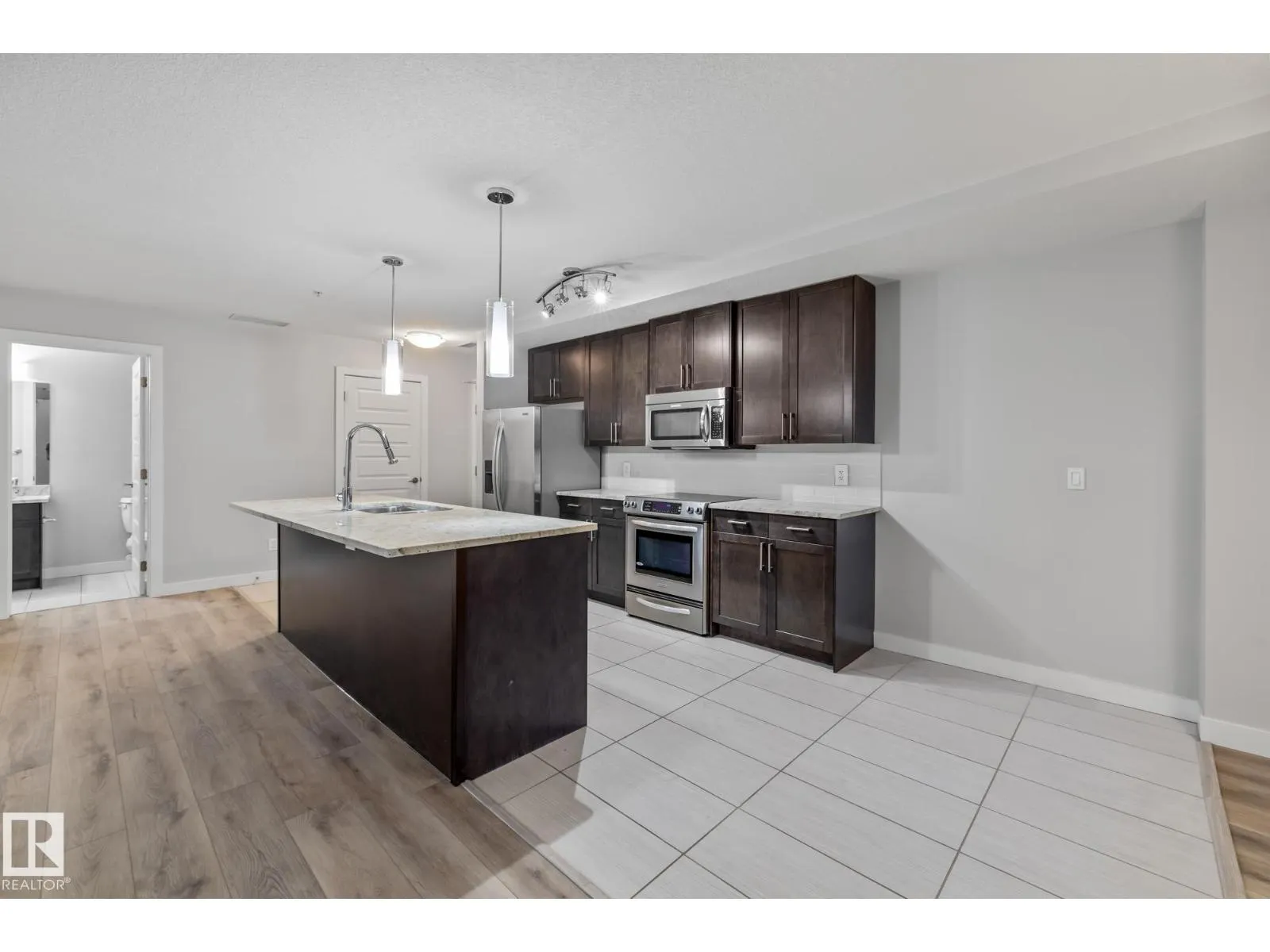 #810 5151 WINDERMERE BV SW