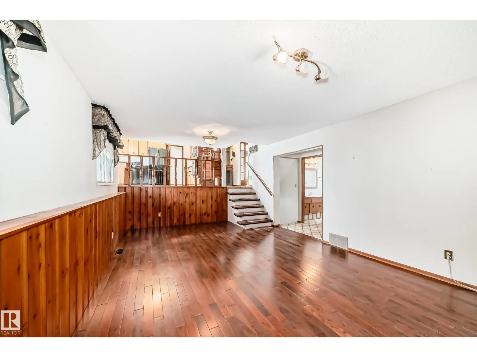 1005 STRATHCONA DR