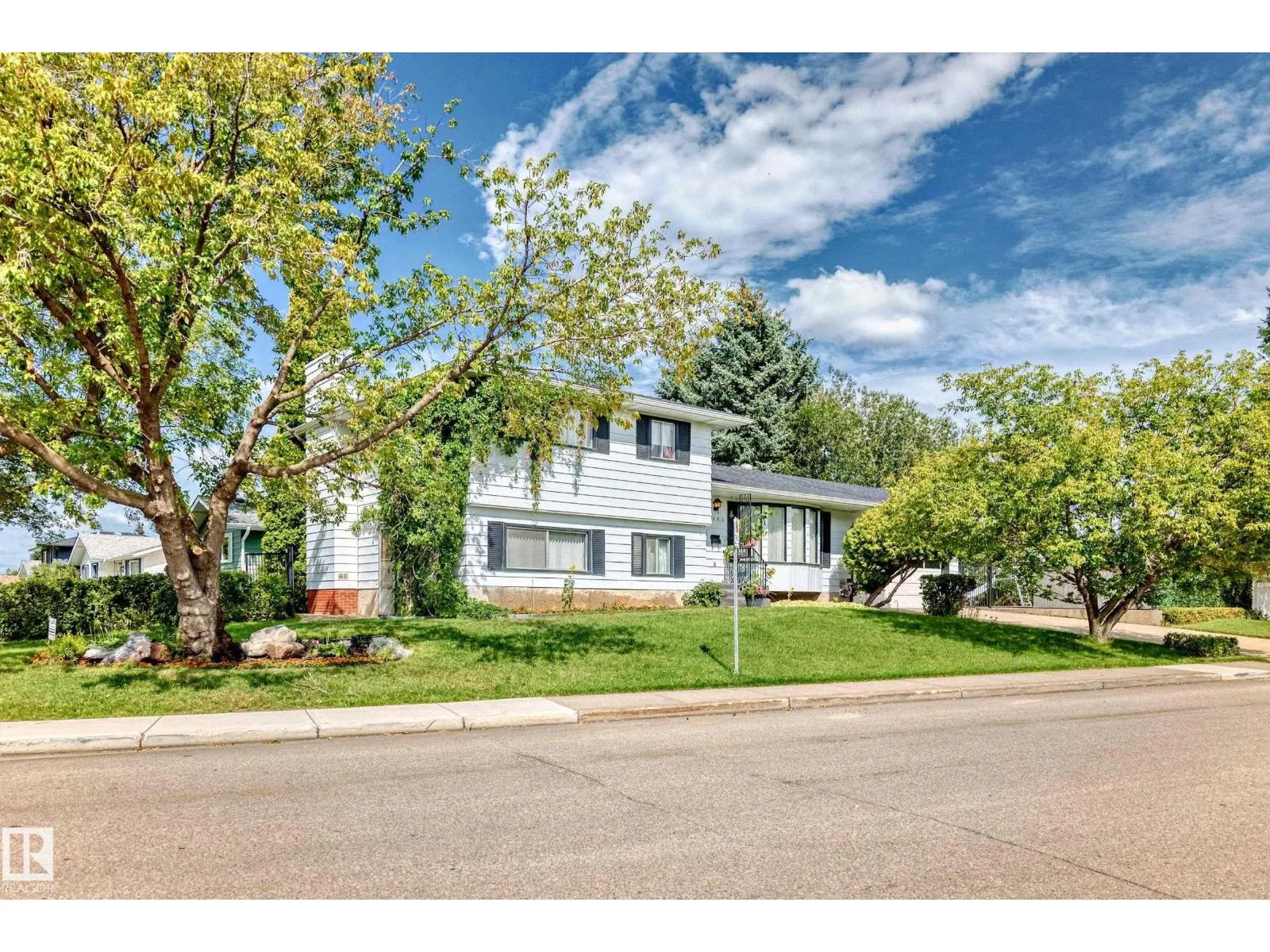 1005 STRATHCONA DR