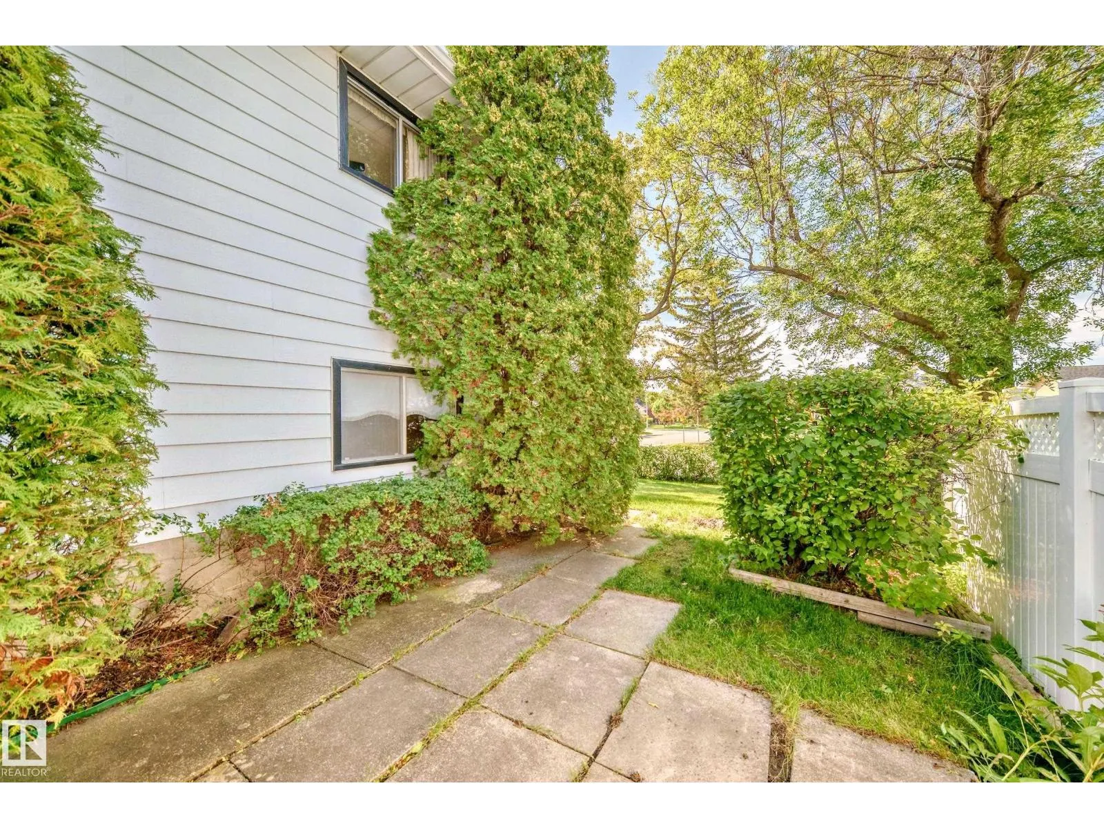 1005 STRATHCONA DR