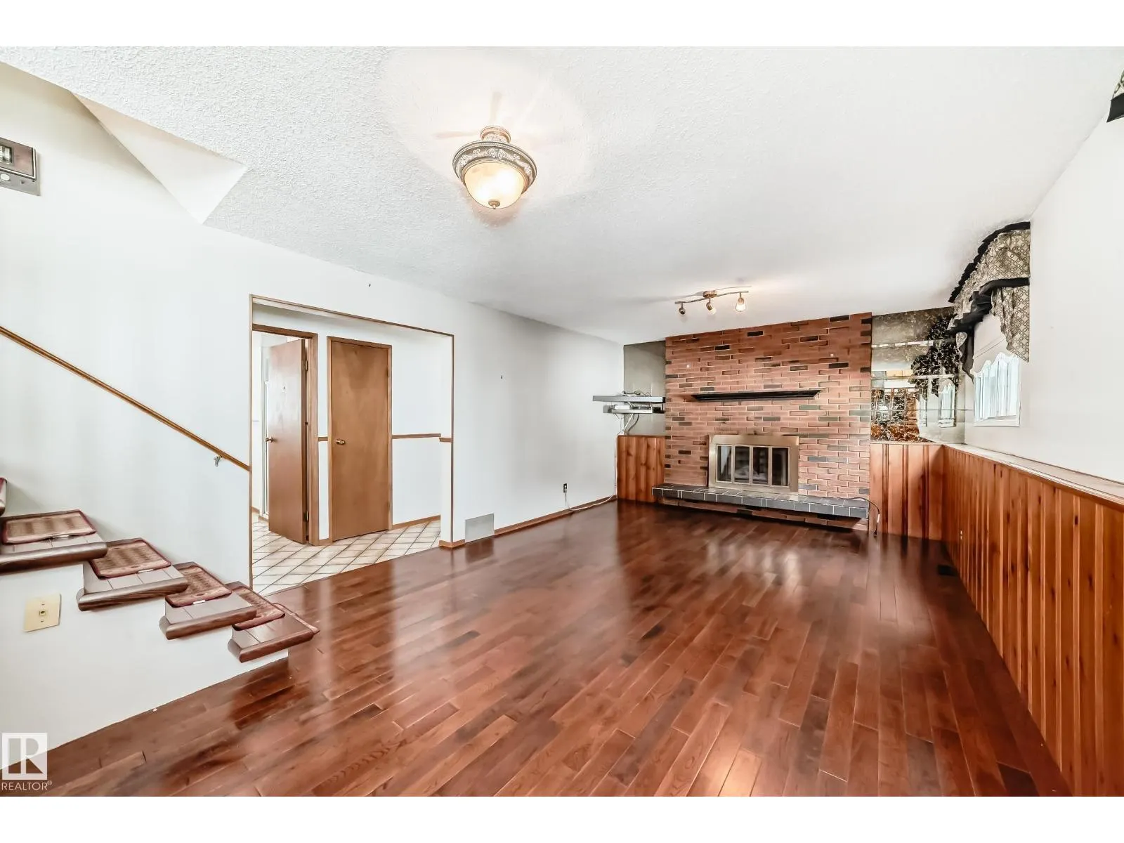 1005 STRATHCONA DR