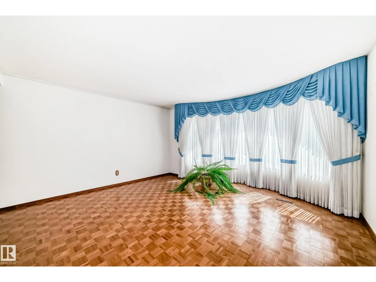1005 STRATHCONA DR