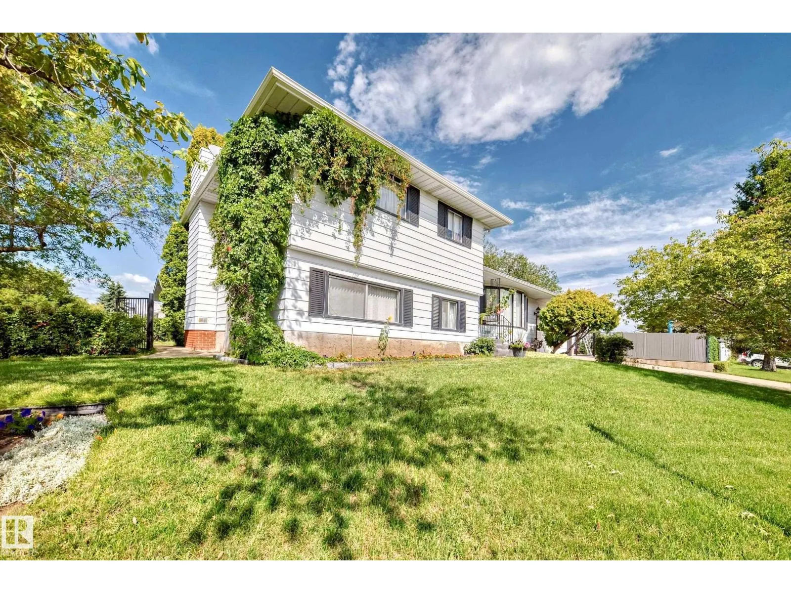 1005 STRATHCONA DR