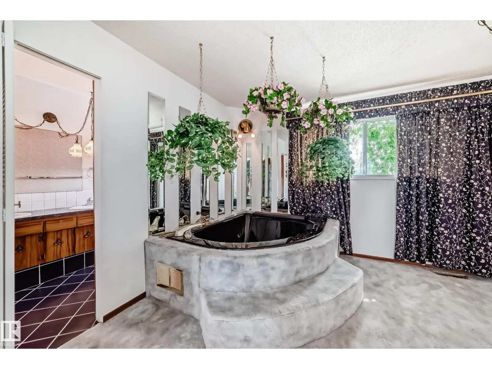 1005 STRATHCONA DR