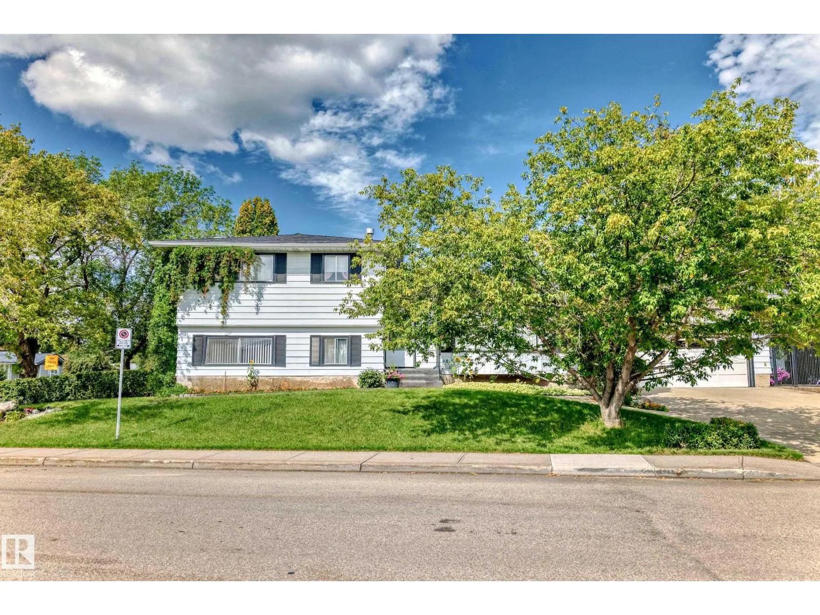 1005 STRATHCONA DR