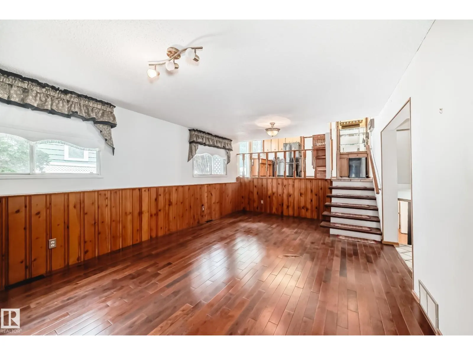 1005 STRATHCONA DR