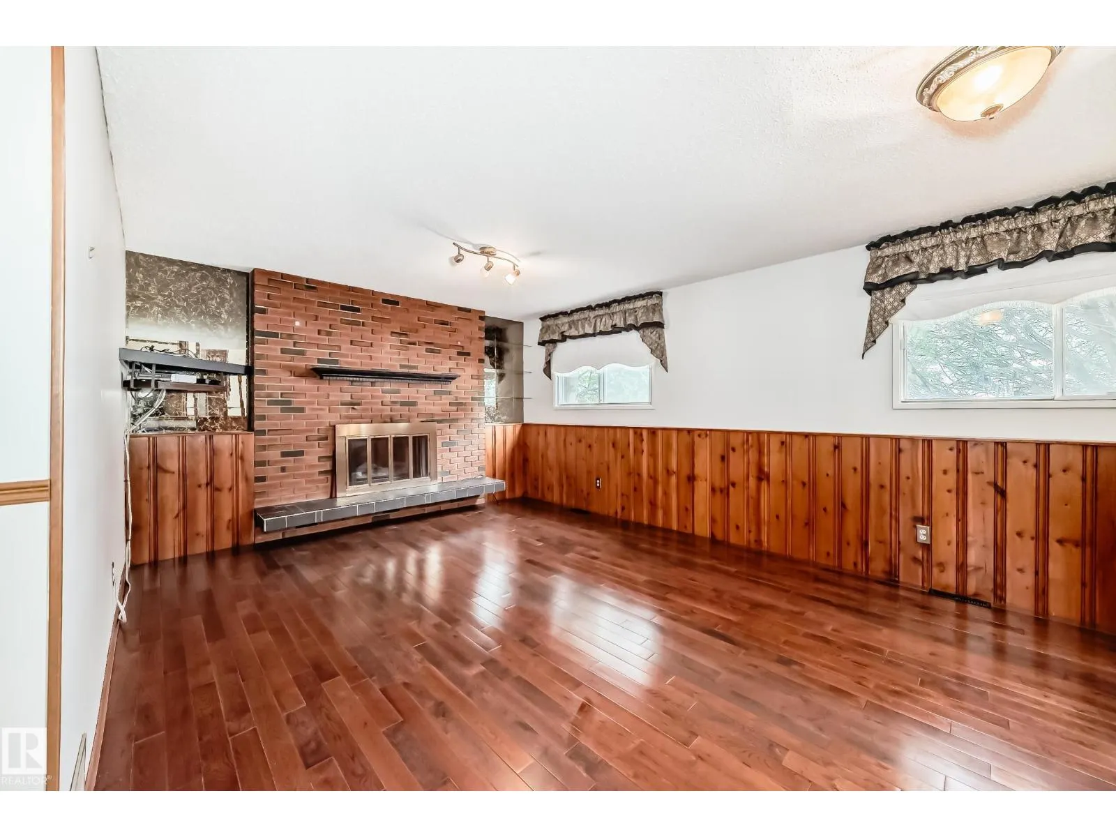 1005 STRATHCONA DR