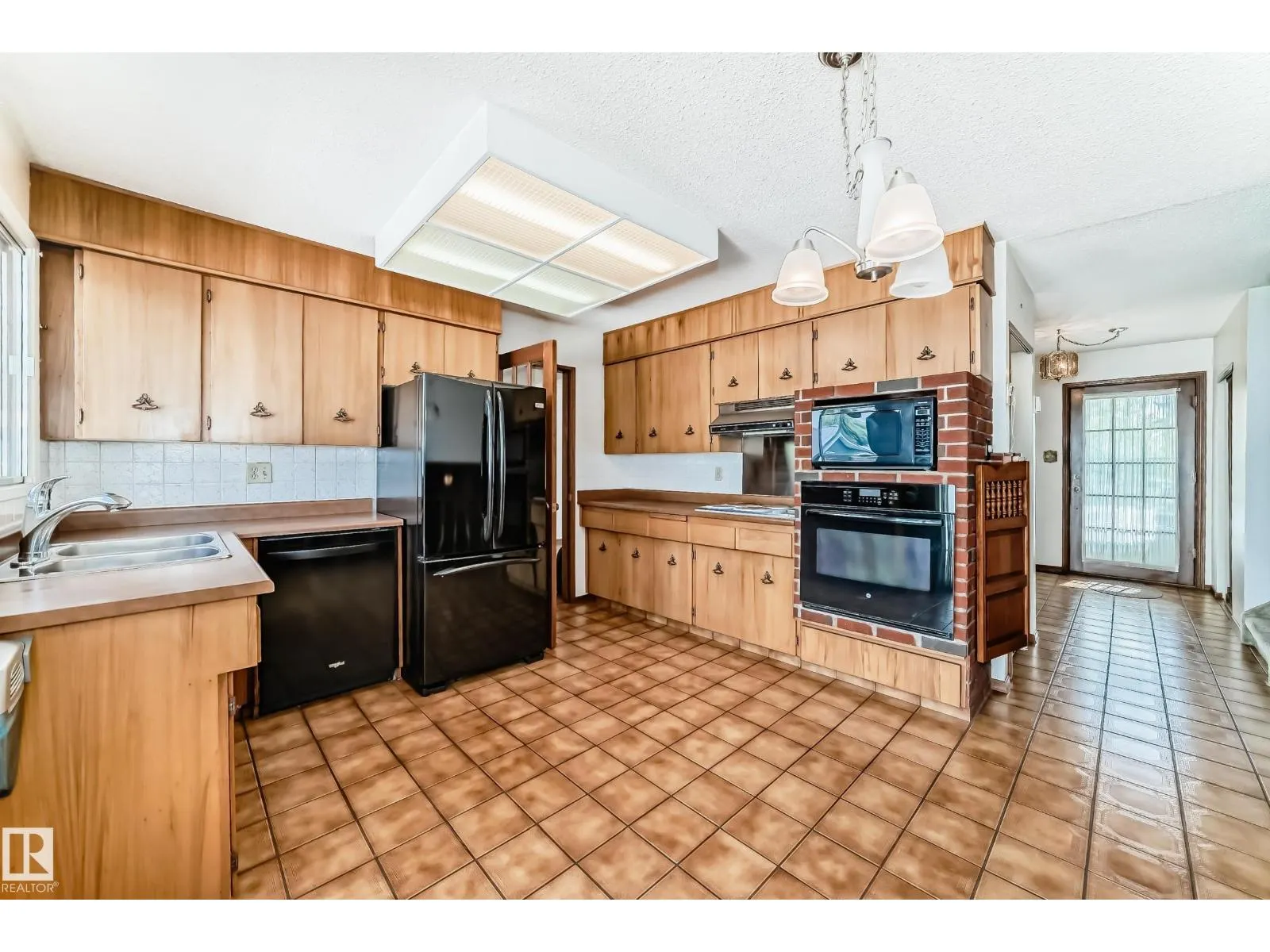 1005 STRATHCONA DR