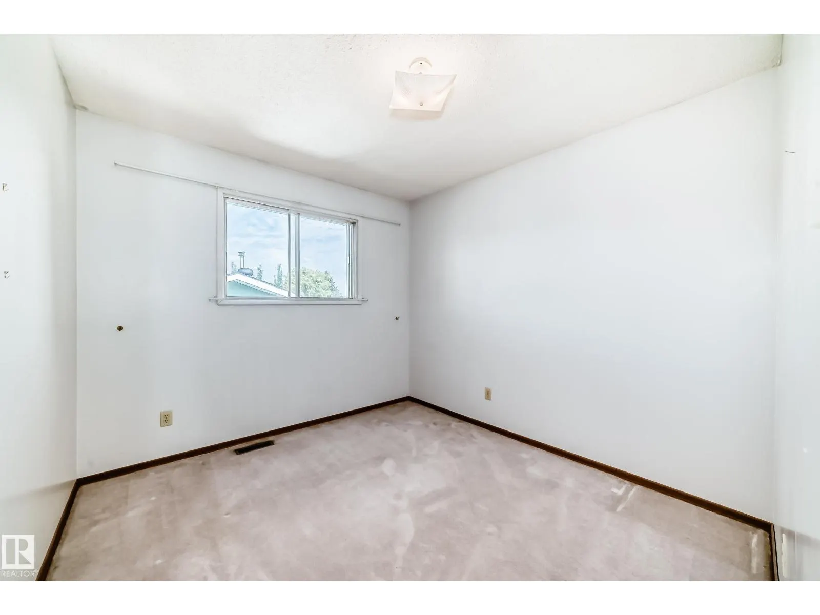 1005 STRATHCONA DR