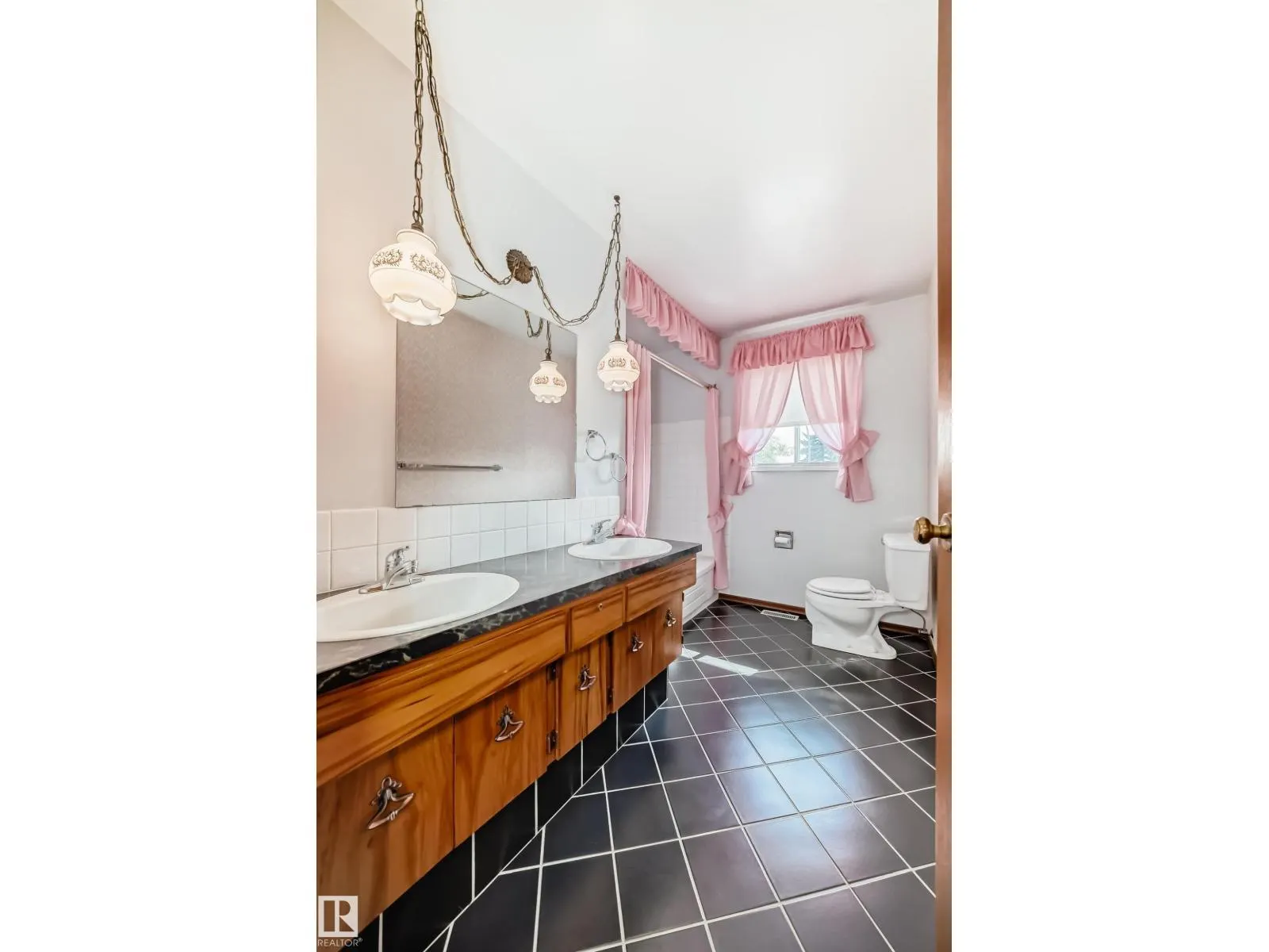 1005 STRATHCONA DR