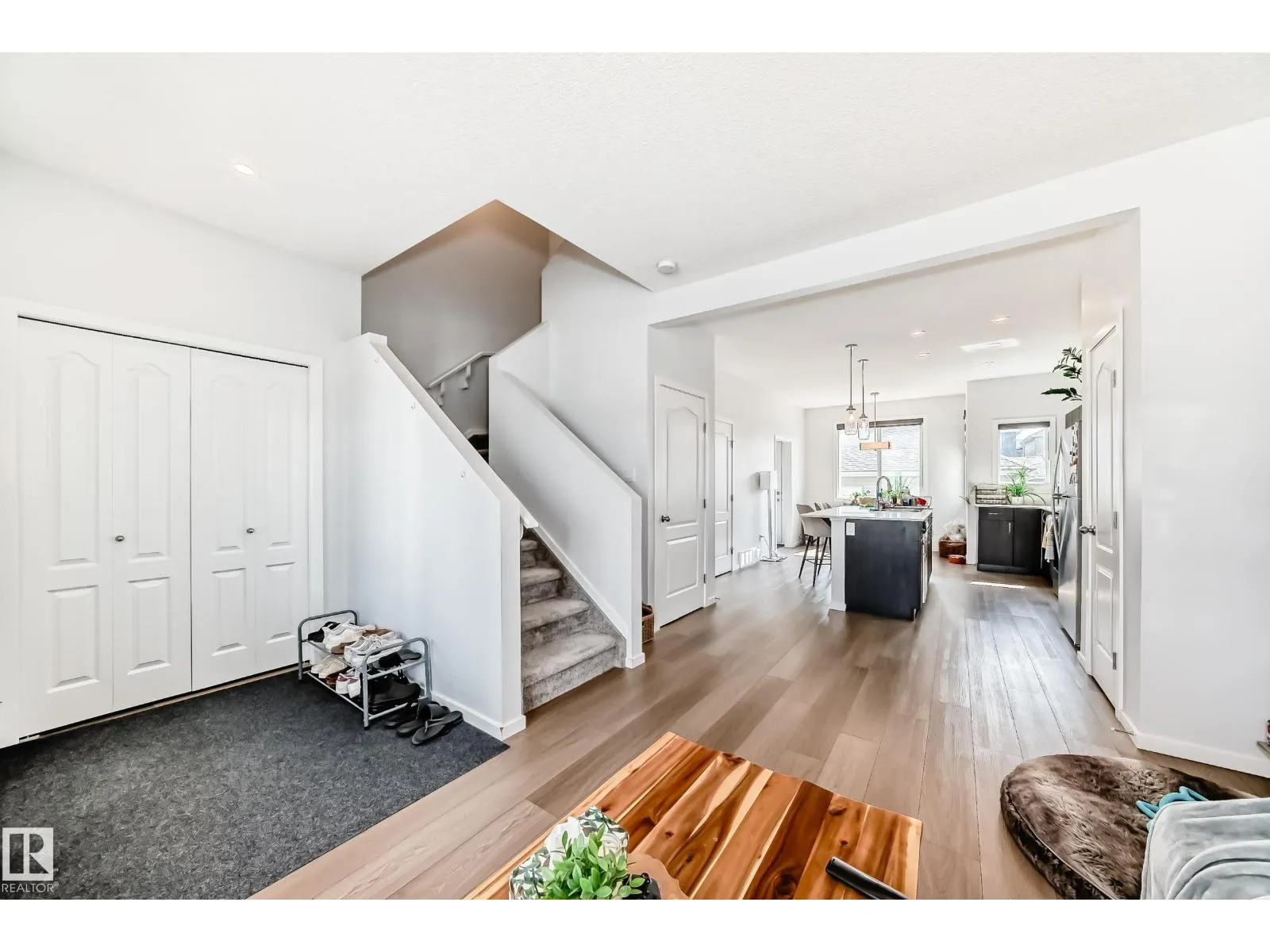 5309 22 AV SW