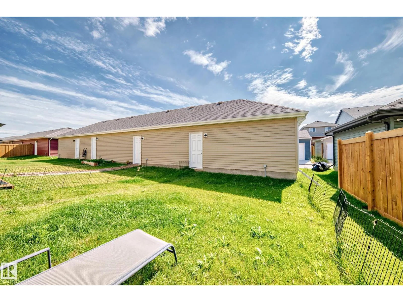 5309 22 AV SW