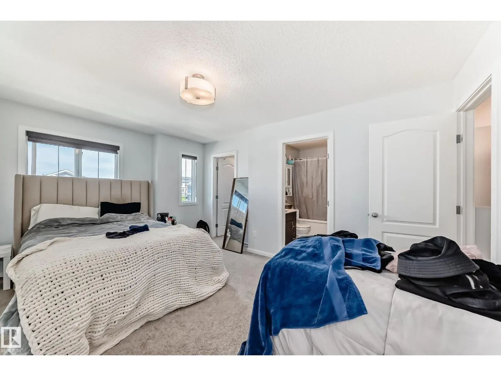 5309 22 AV SW