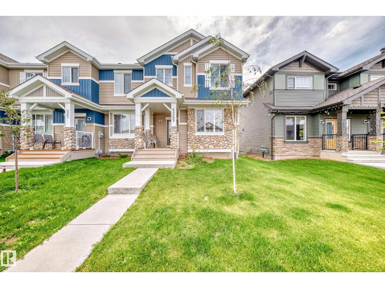 5309 22 AV SW