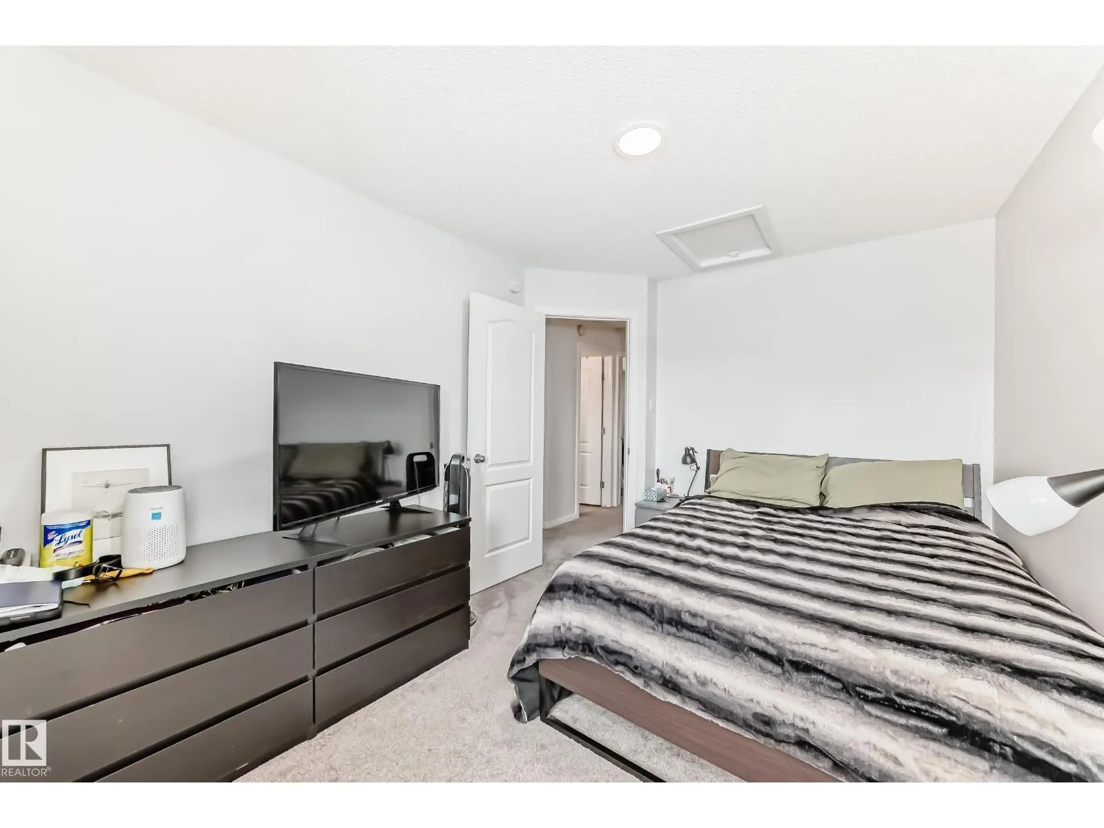 5309 22 AV SW