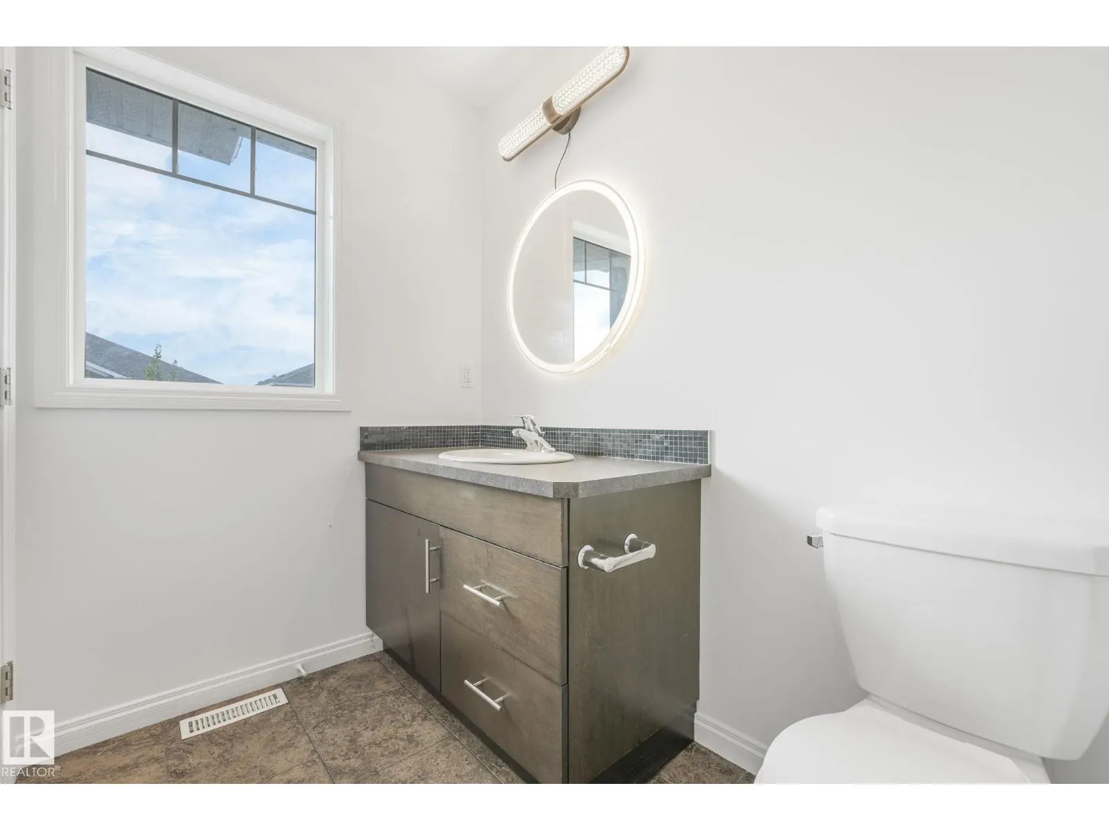#54 18230 104A ST NW