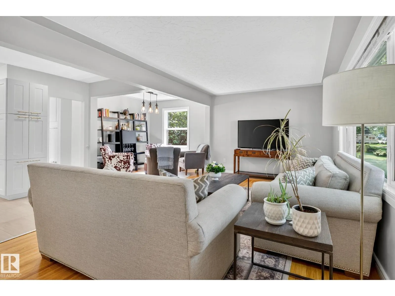 9647 86 ST NW