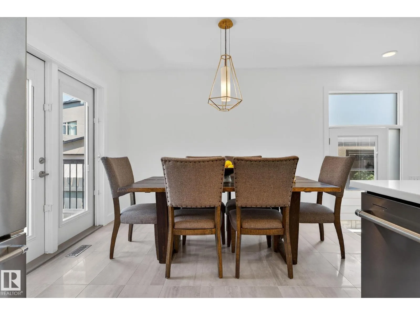 9647 86 ST NW