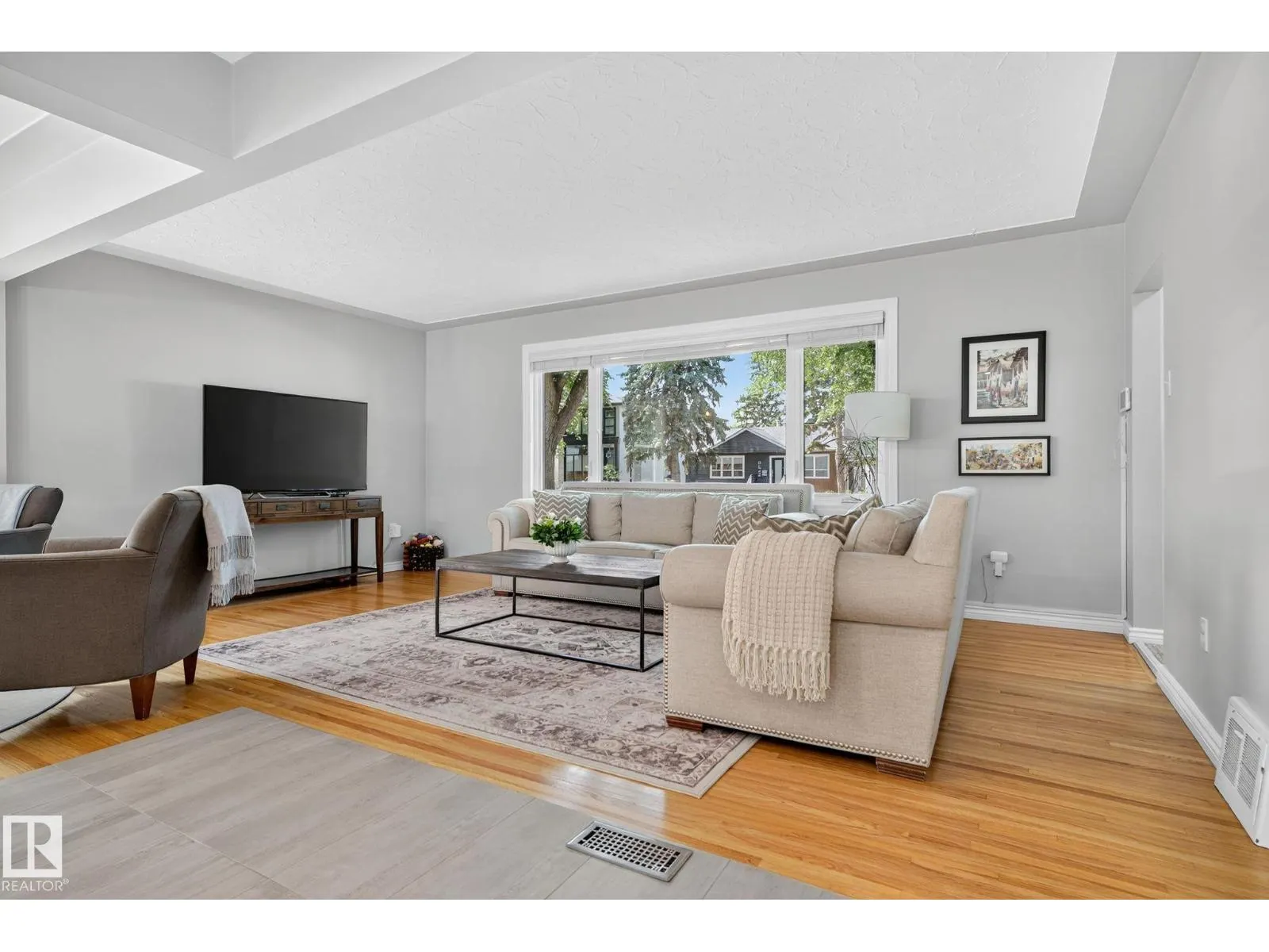 9647 86 ST NW