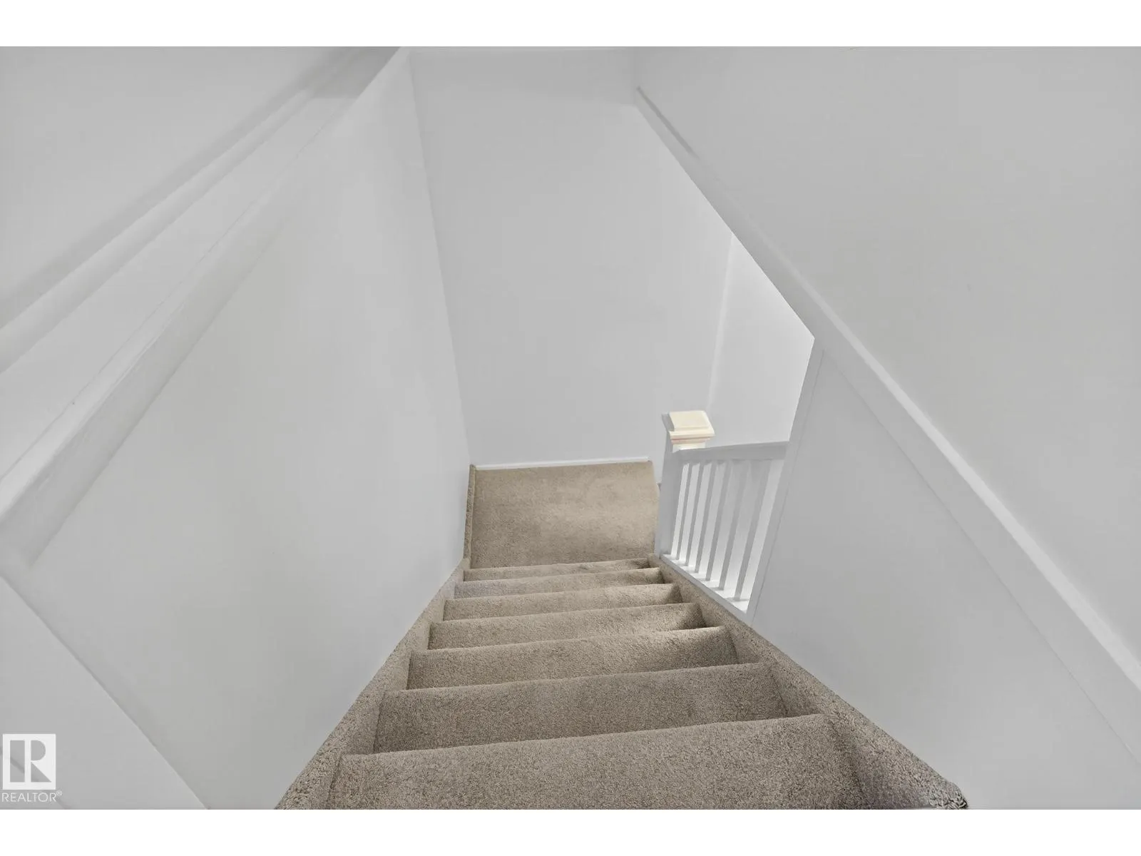 9647 86 ST NW