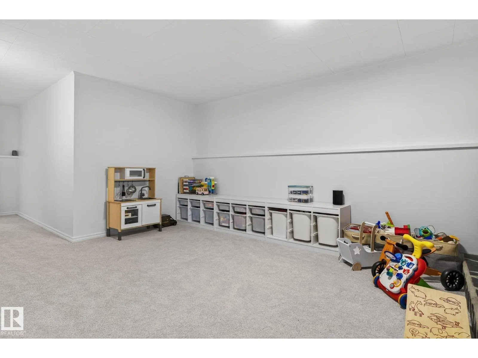 9647 86 ST NW