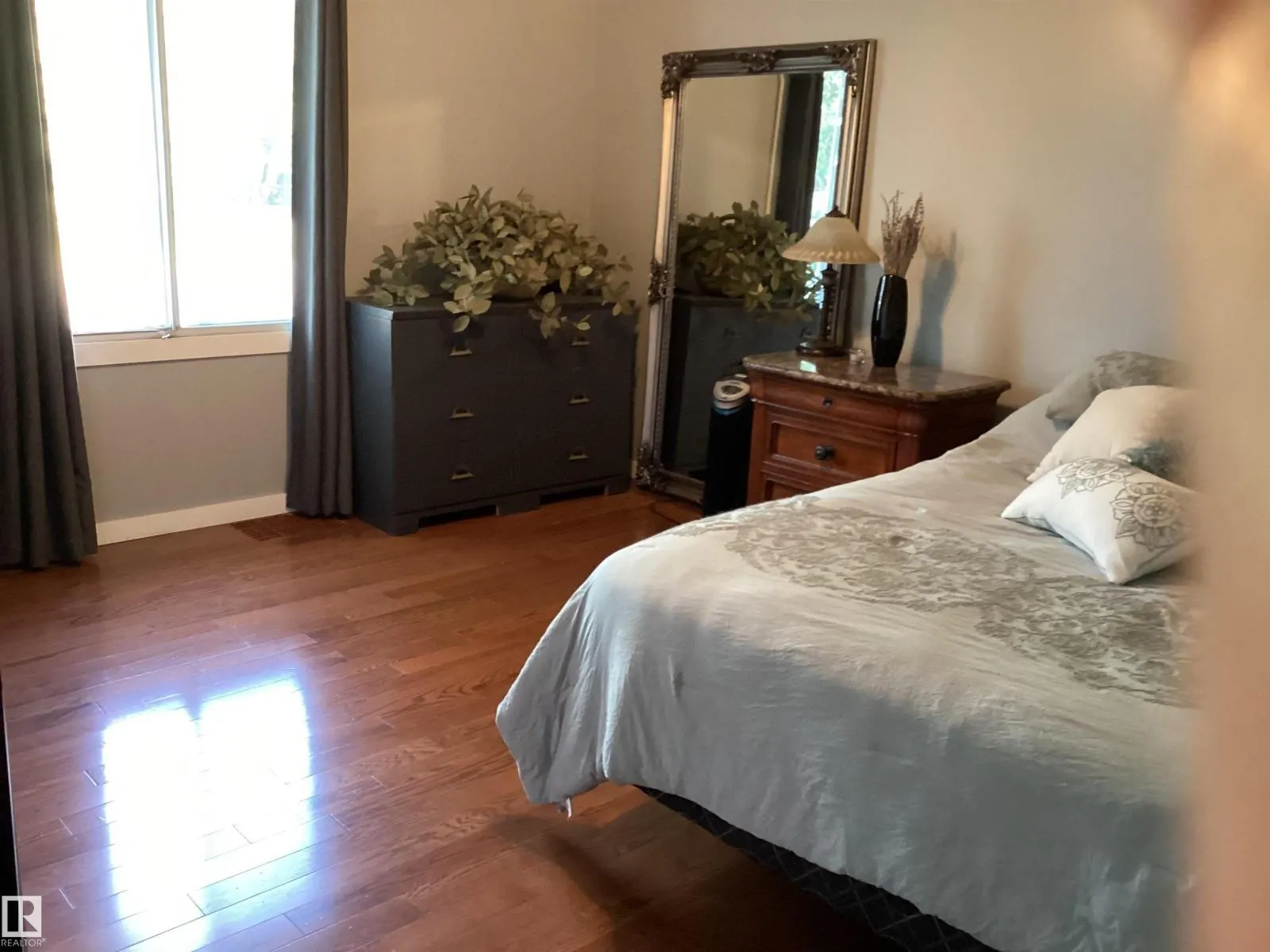 9135 155 ST NW