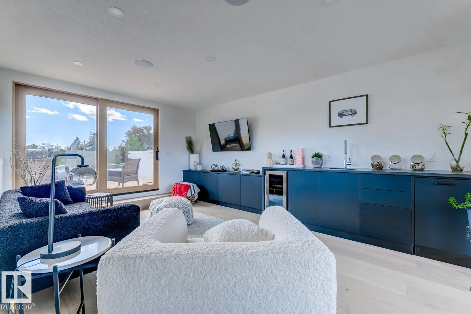 7616 83 AV NW