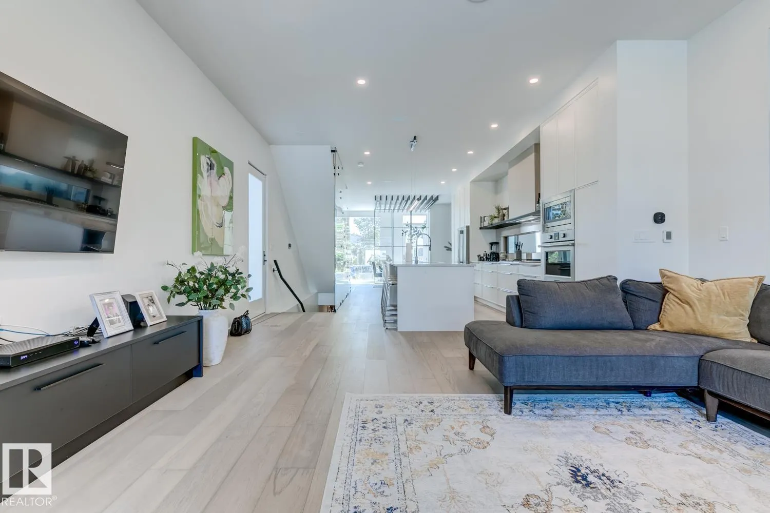 7616 83 AV NW