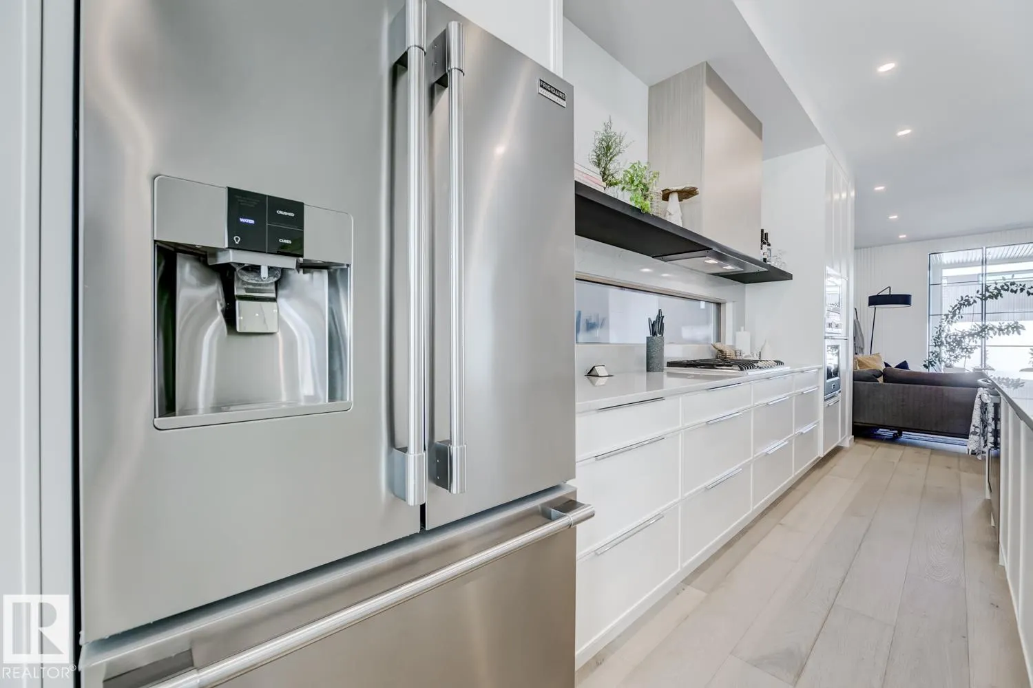 7616 83 AV NW