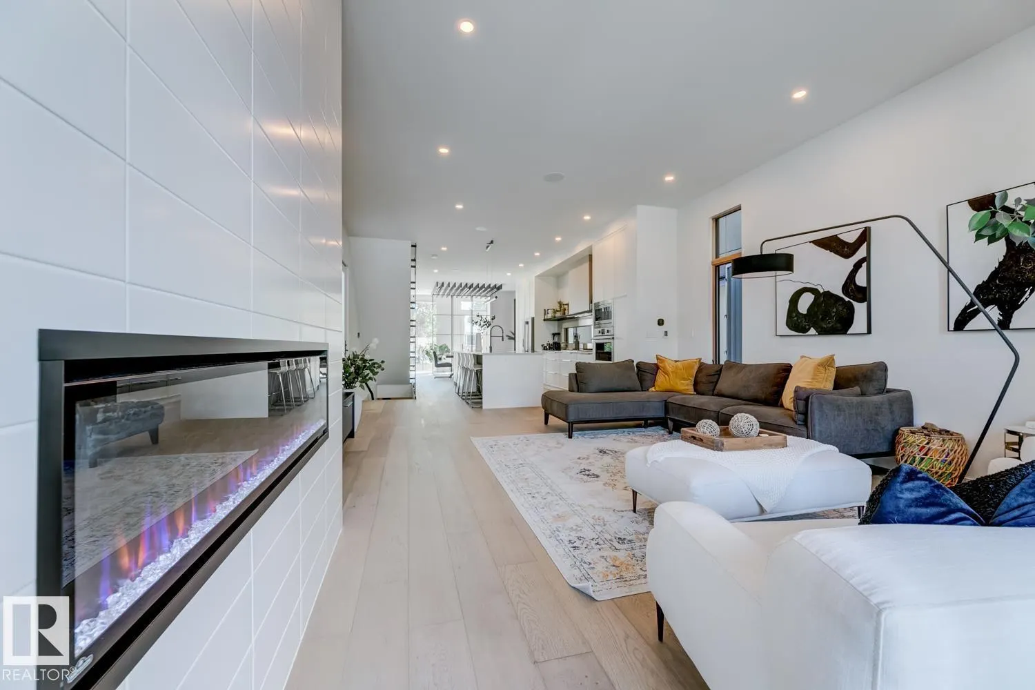 7616 83 AV NW
