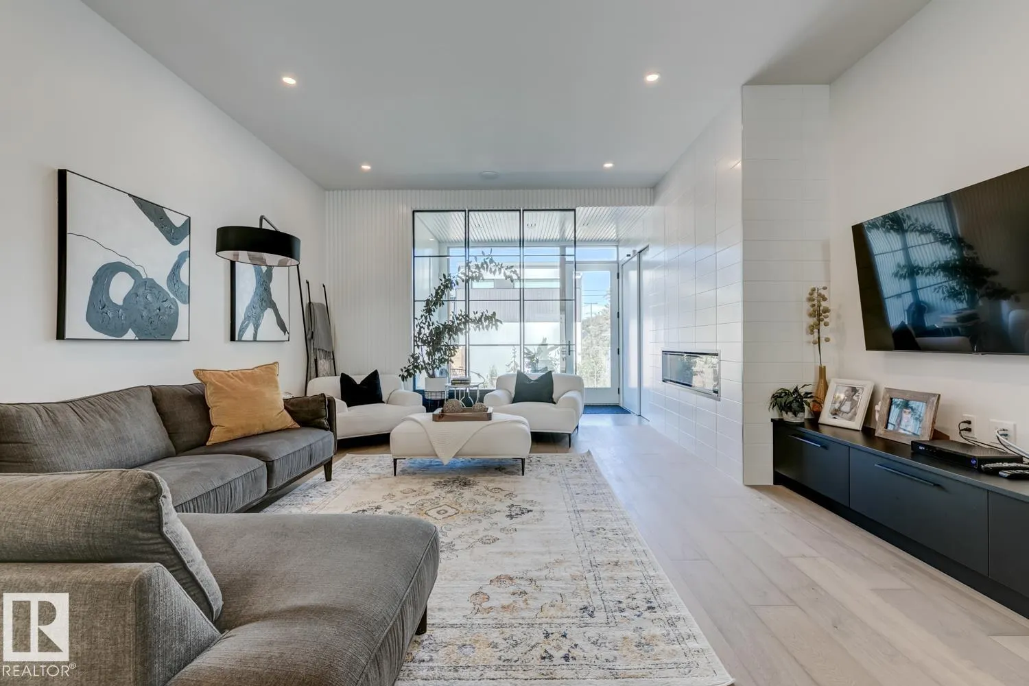 7616 83 AV NW