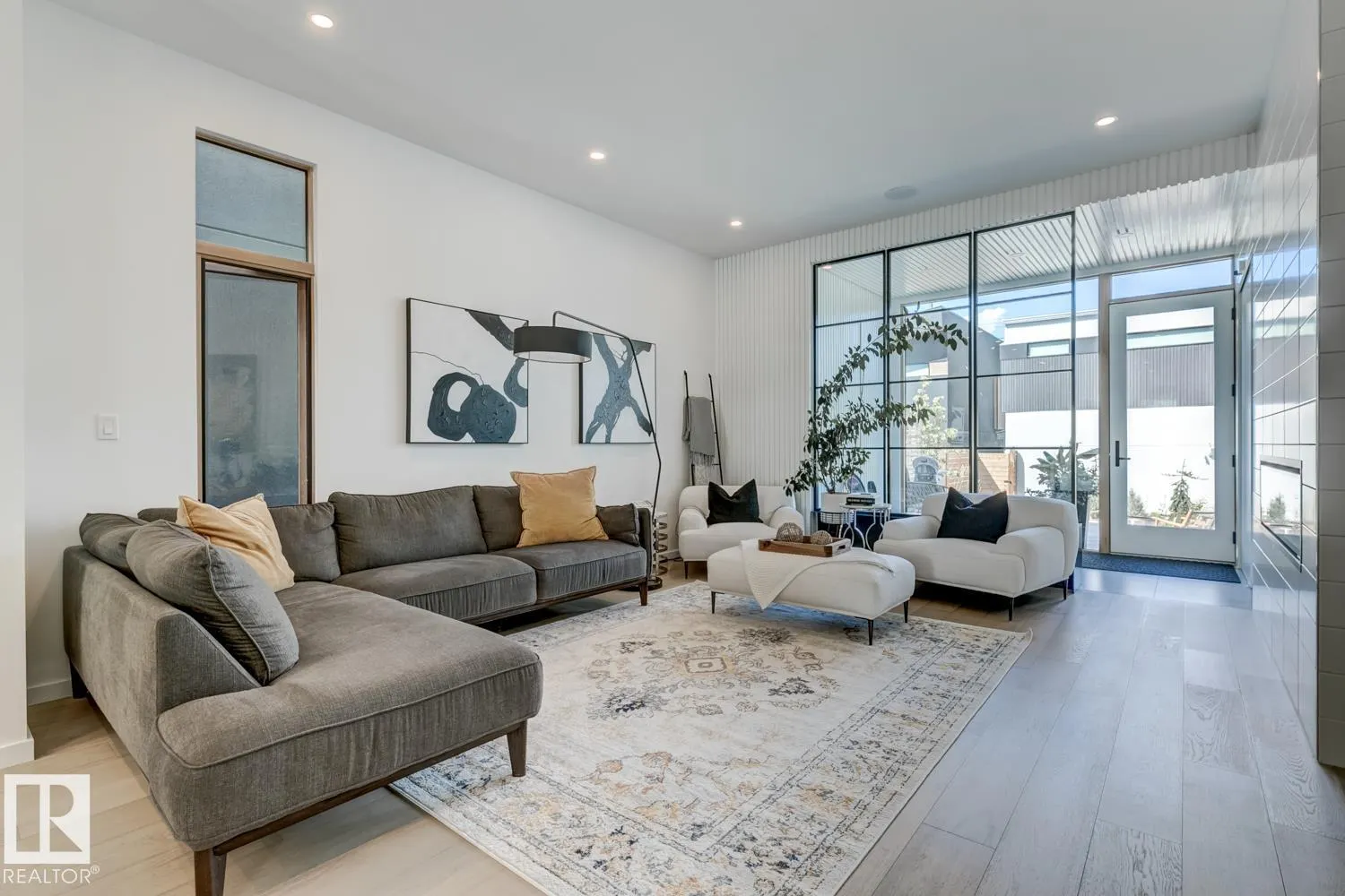 7616 83 AV NW