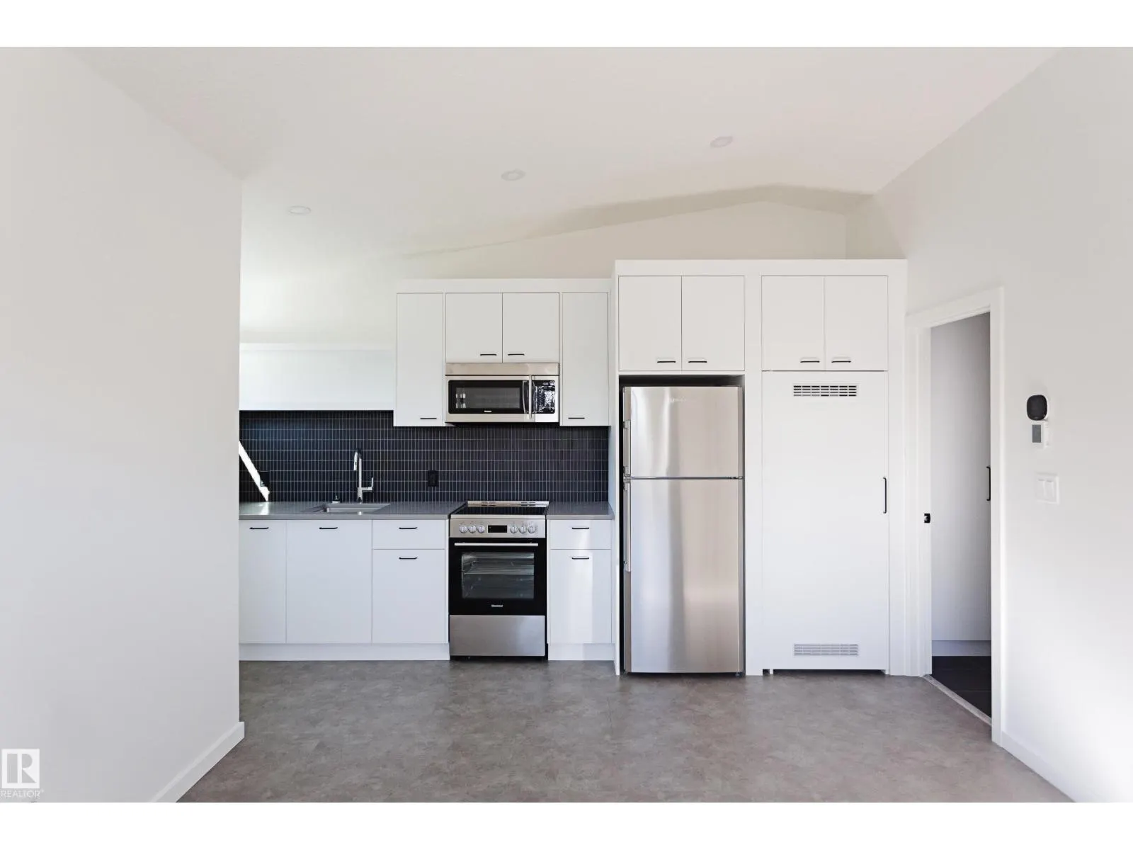 7616 83 AV NW