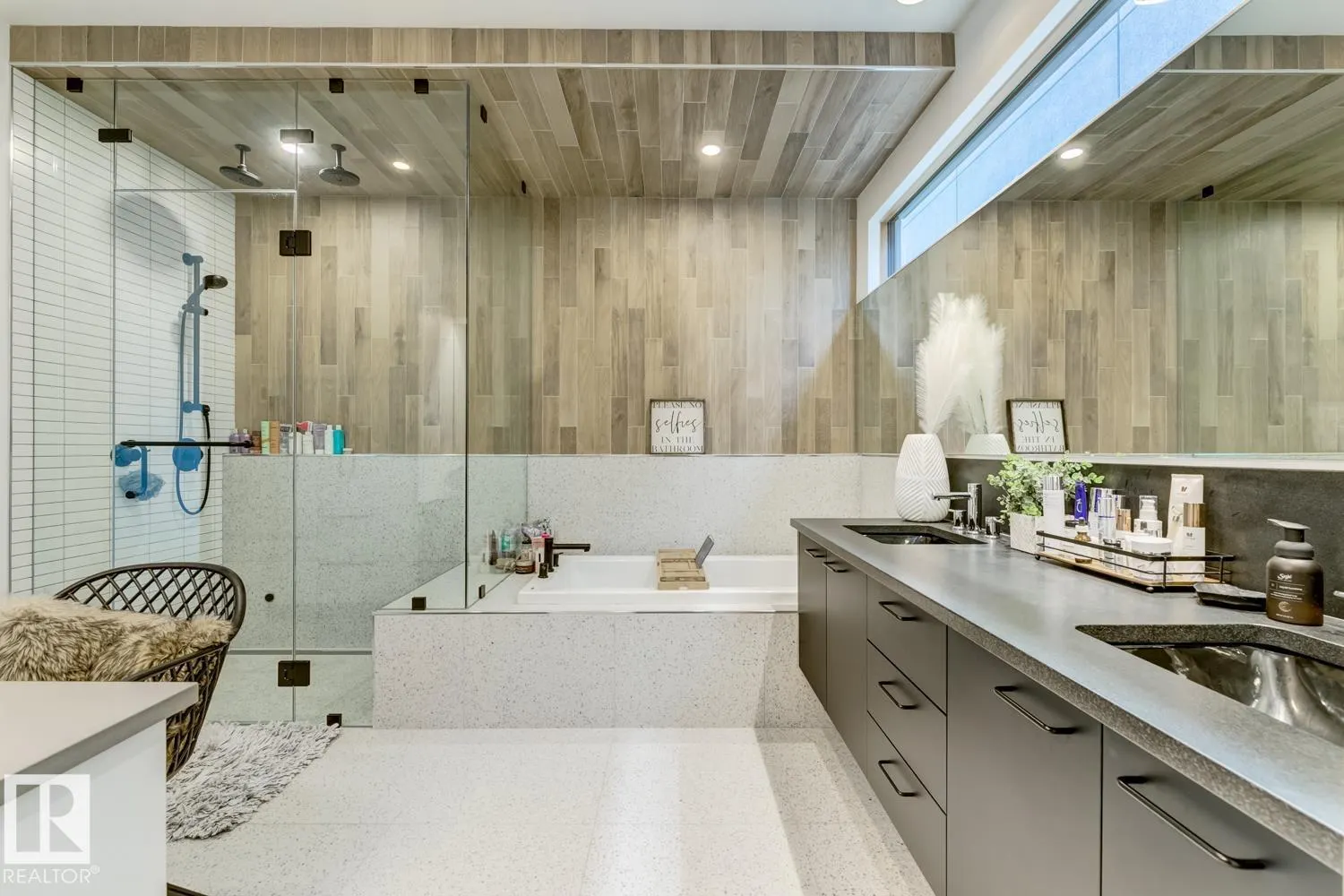 7616 83 AV NW