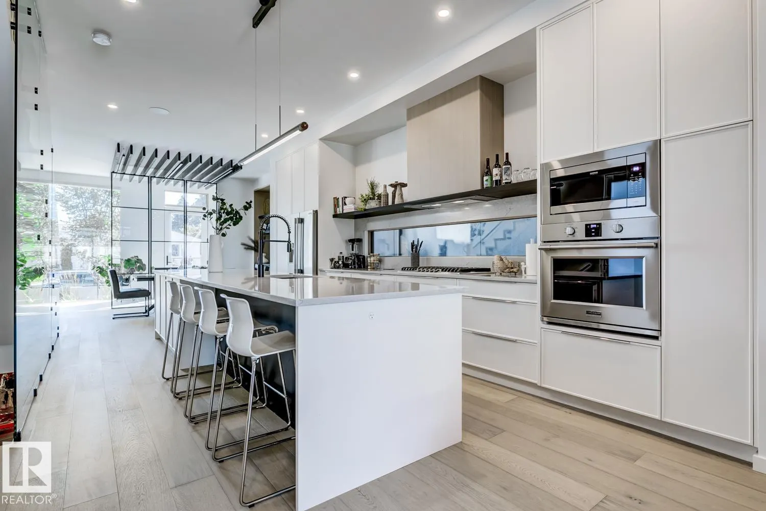 7616 83 AV NW