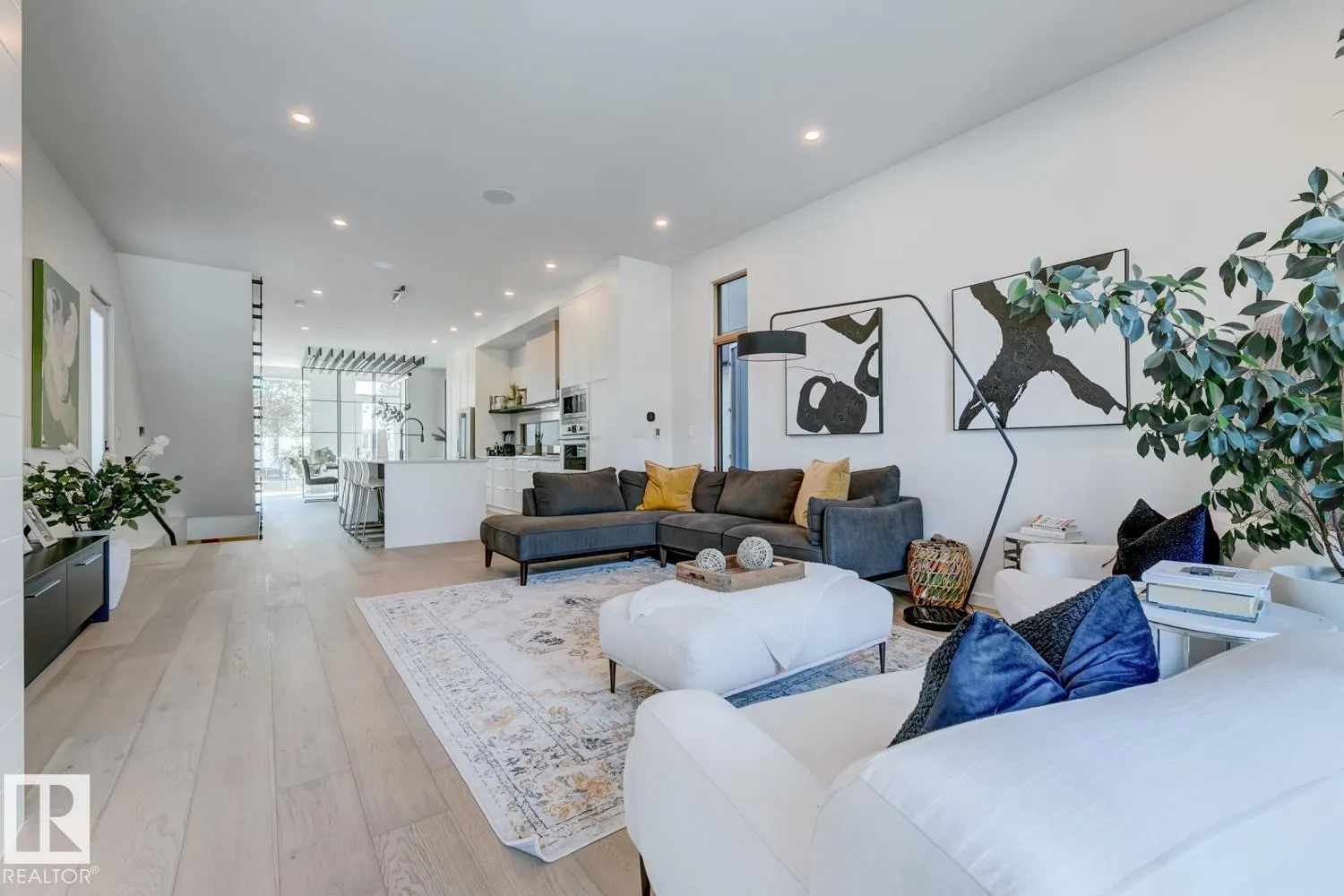 7616 83 AV NW