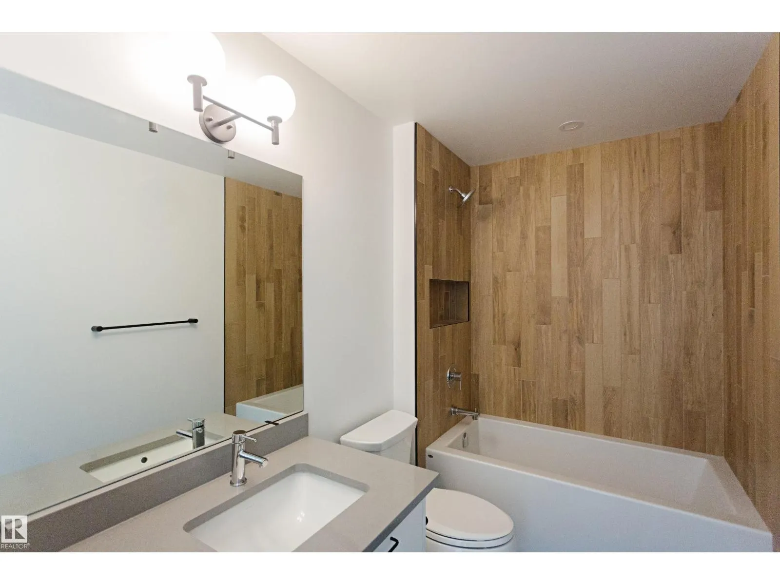 7616 83 AV NW