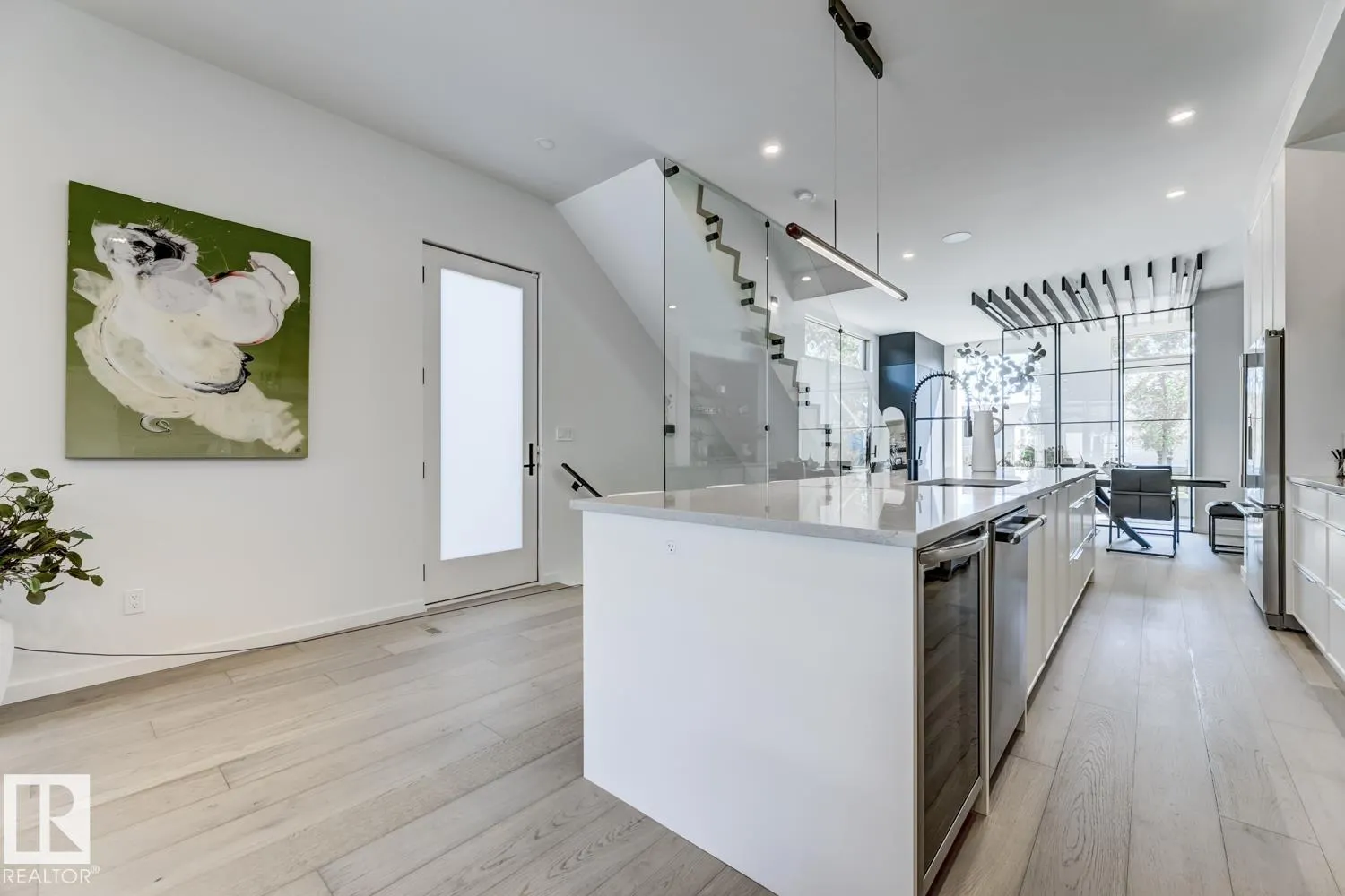 7616 83 AV NW
