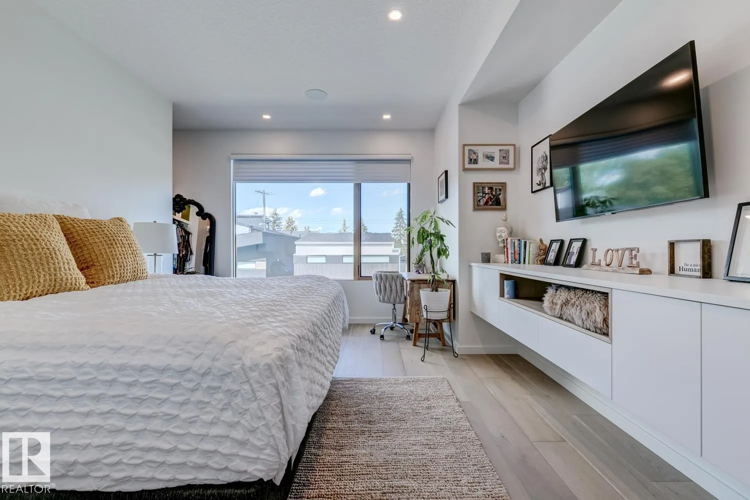 7616 83 AV NW