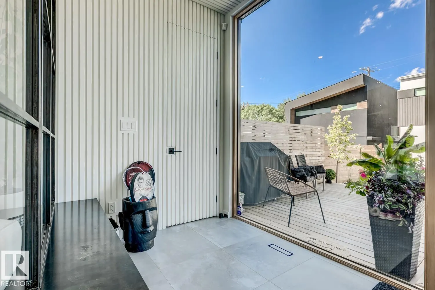 7616 83 AV NW