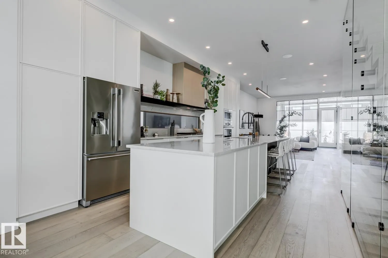 7616 83 AV NW