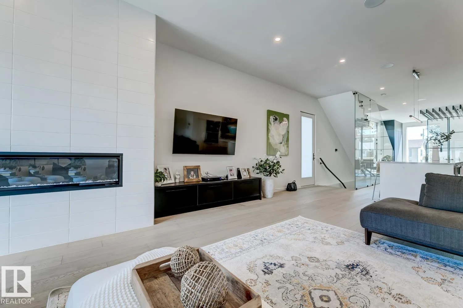 7616 83 AV NW
