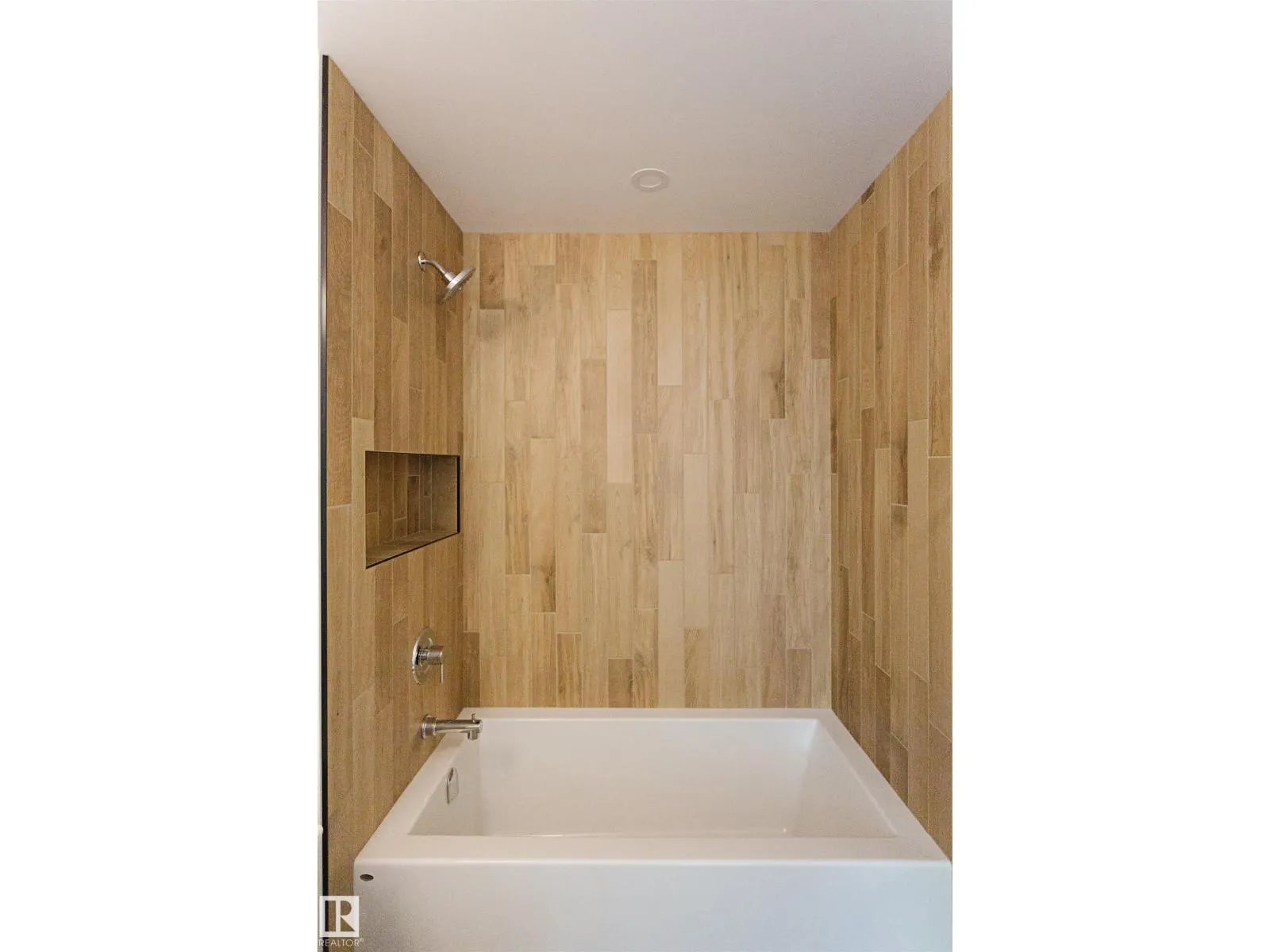 7616 83 AV NW