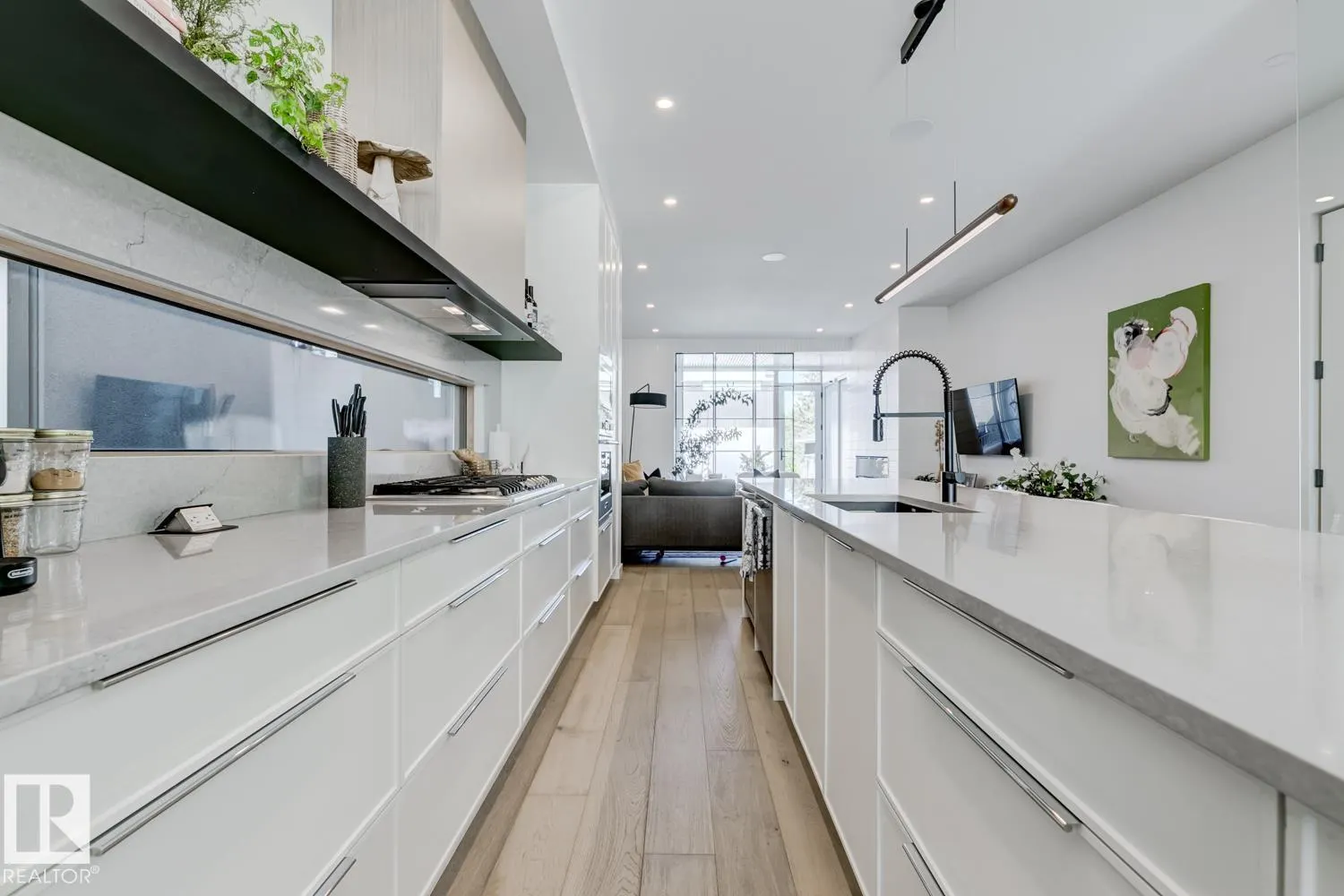 7616 83 AV NW