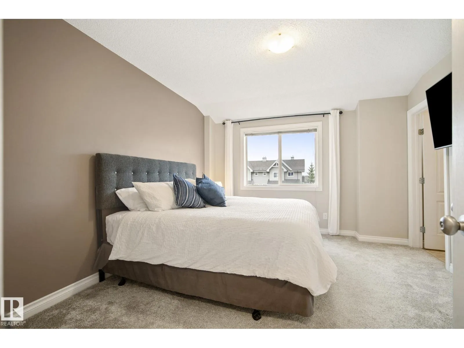 #79 12050 17 AV SW