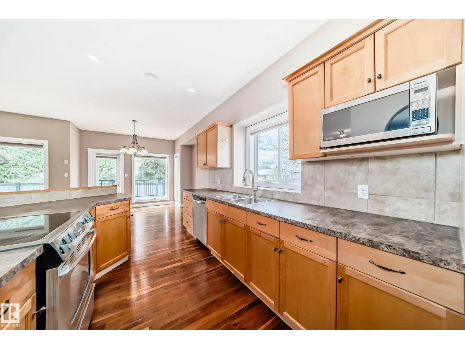 1 LONGVIEW CR